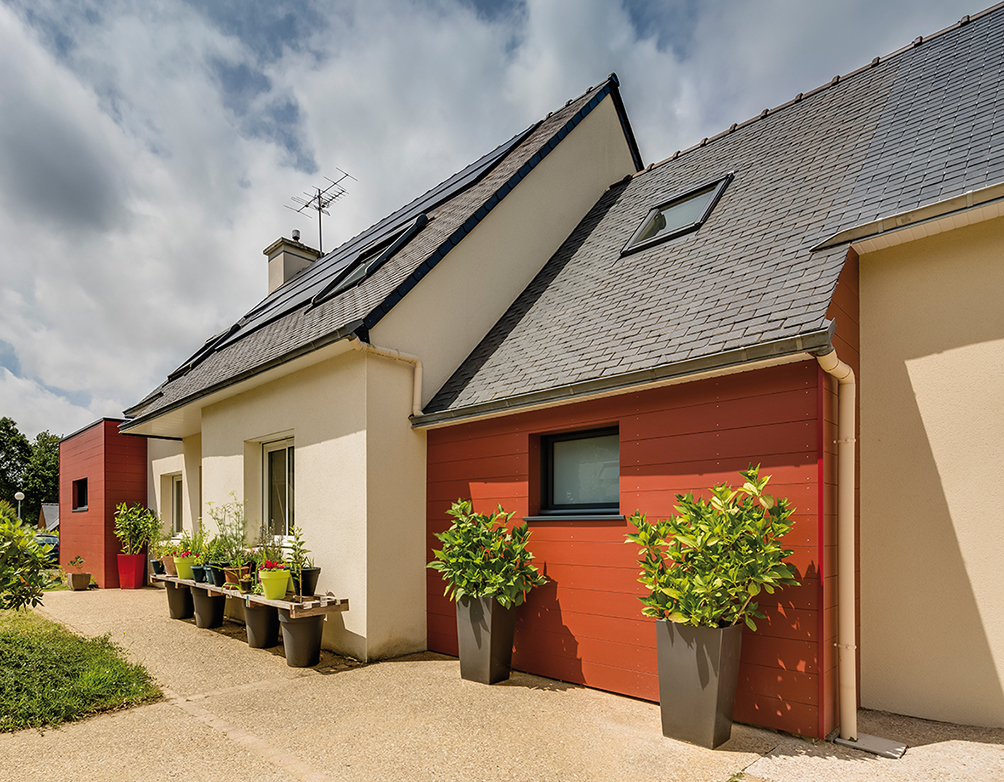 Ensemble d'habitations de couleur rouge et blanches construites avec des panneaux de composite aluminium Hardie Panel®